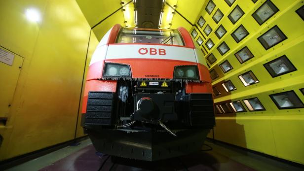 Ein Triebwagen der ÖBB steht in einer gelben Testumgebung.