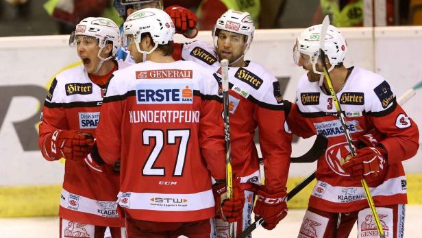 Eishockeyspieler des EC KAC feiern gemeinsam auf dem Eis.