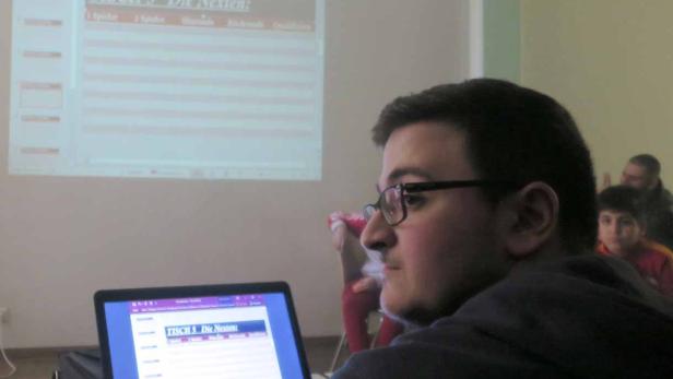 Ein Mann mit Brille sitzt vor einem Laptop, auf dem eine Tabelle mit der Überschrift „Tisch 5 Die Nächsten“ zu sehen ist.