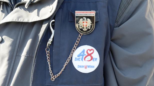 Die Uniform eines Mitarbeiters des Überwachungsorgans der Stadt Wien mit Abzeichen.