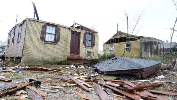 Der Sturm fegte das Dach dieses Hauses in Hattiesburg (Miss.) weg.