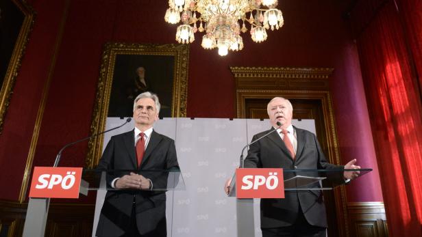 Zwei Männer in Anzügen stehen an Rednerpulten mit dem SPÖ-Logo.