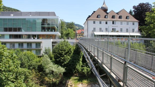 Der attraktive Steg zum Hotel &quot;Schloss an der Eisenstraße&quot; weist so schwere Schäden, dass er gesperrt werden musste