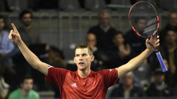 Dominic Thiem feiert mit erhobenem Arm und Tennisschläger einen Sieg.