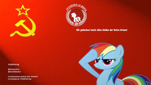 Eine „My Little Pony“-Figur salutiert vor einer Collage aus Sowjet- und „Friendship is Magic“-Symbolen.