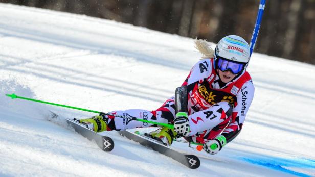 Eine Skirennläuferin fährt einen Slalomhang hinunter.