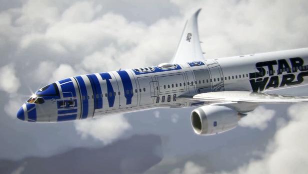 Ein Flugzeug im „Star Wars“-Design, das an den Droiden R2-D2 erinnert, fliegt über den Wolken.