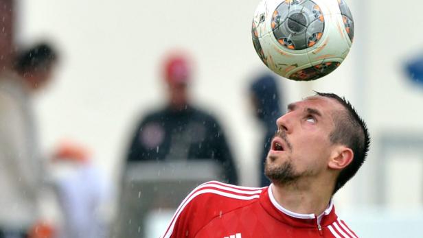 Franck Ribéry köpft einen Fußball.