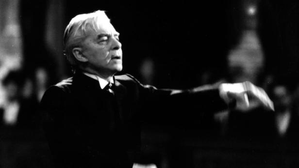 Karajan war mehr als drei Jahrzehnte der Universalherrscher in Salzburg. Keine künstlerische, keine inhaltliche Frage, die er nicht entschieden hat. Er war als Intendant, Dirigent, teils auch Regisseur und Technikpionier das künstlerische Herz der Festspiele. Es gab drei Salzburger Epochen: Eine Zeit vor Karajan, die Zeit Karajan und nach dessen Tod eine Zeit nach Karajan.