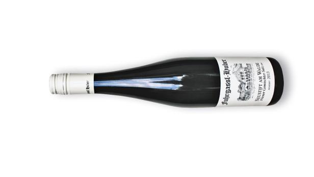 Eine Flasche „Fuhrgassl-Huber Neustift am Walde Wiener Gemischter Satz DAC 2013“ liegt auf der Seite.