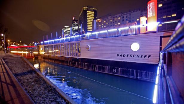 Auch in der Nacht ansehnlich: Das Badeschiff