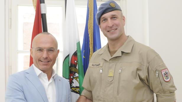 Verteidigungsminister Klug mit Heimkehrer Peter Glittenberg (r.)