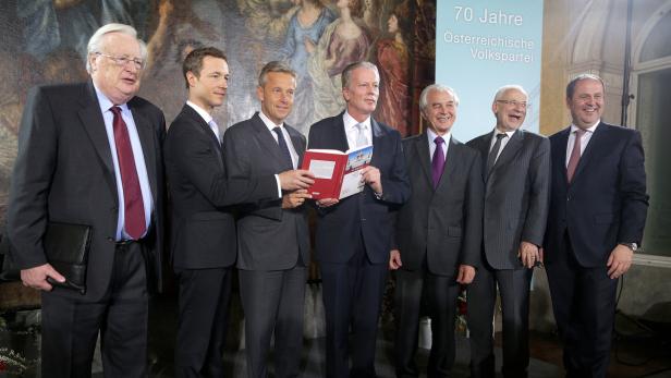 ÖVP-Chef Mitterlehner mit seinen Vorgängern Taus, Busek, Riegler und Pröll.