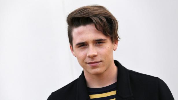 Ein Porträt von Brooklyn Beckham vor einem weißen Hintergrund.