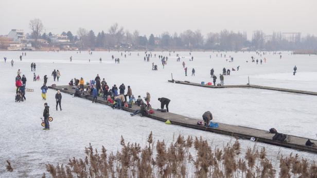 Viele Menschen bei der zugefrorenen Donau