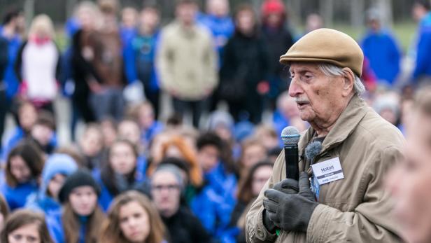 Unermüdlich diskutiert Marko Feingold (bald 103 Jahre alt) mit Schülern über die Gräuel des Holocausts
