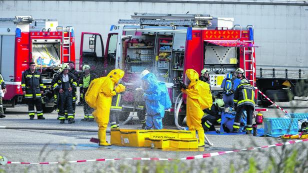 In säureresistenten Spezialanzügen konnten die Einsatzkräfte der Feuerwehr die ausgetretene Chemikalie (li.) gefahrlos binden und anschließend fachgerecht entsorgen.