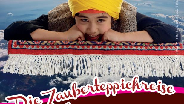 Ein Kind mit Turban liegt auf einem fliegenden Teppich vor einer Wolkenkulisse.