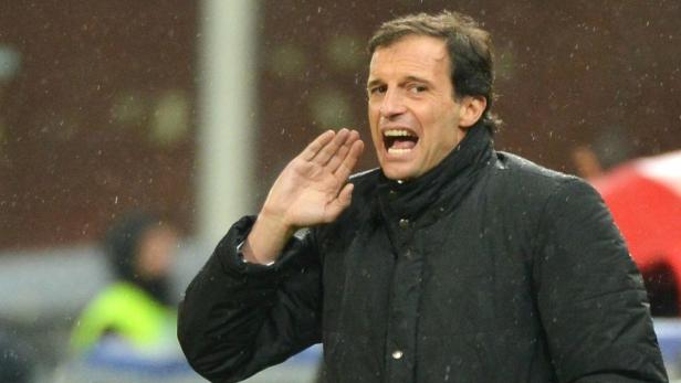 Massimiliano Allegri gestikuliert während eines Fußballspiels.