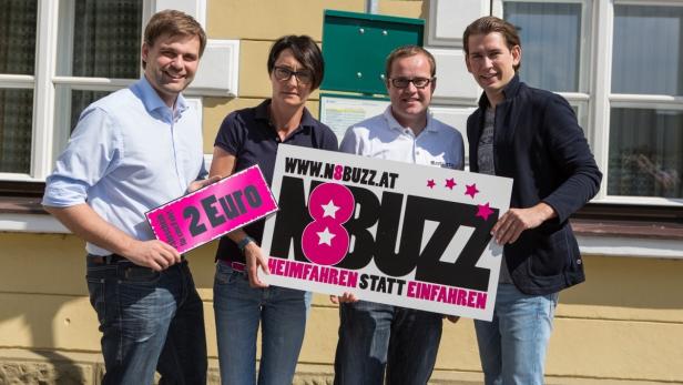 Freude bei Jungendvertretern über Nachtbus: Lukas Michlmayr, JVP-Chef NÖ, &quot;N8Buzz&quot;-Obfrau Katja Hochebner, Markus Heigel, JVP-Obmann im Bezirk Scheibs, und Bundesminister und JVP-Bundesobmann Sebastian Kurz