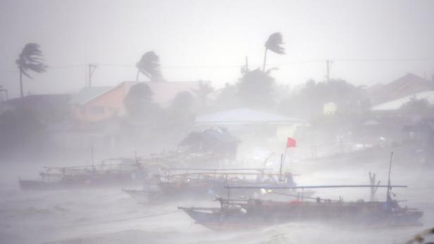 Fischerboote liegen während eines Sturms im Nebel vor Anker.