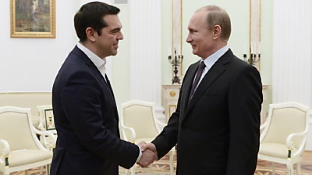 Alexis Tsipras und Wladimir Putin schütteln sich die Hände.
