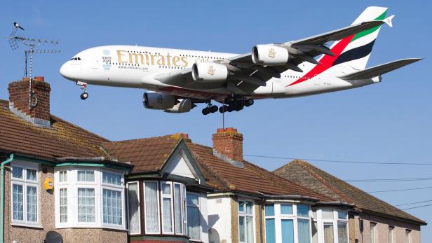 Emirates Airbus A380 im Landeanflug auf Heathrow Airport in Westlondon.