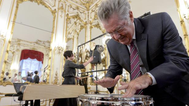 Bundespräsident Heinz Fischer war gestern mittendrin statt nur dabei: So ließ er sich bei der feierlichen Eröffnung des ImPulsTanz-Festivals in der Wiener Hofburg von Percussionistin Shayna Dunkelman an Trommel ...