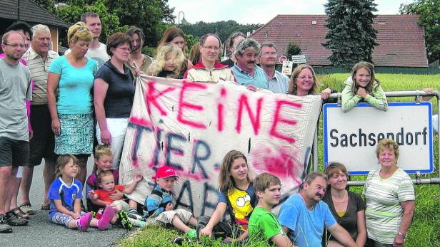 &quot;Wir wollen keine Tierfabrik&quot;: Dutzende Bewohner in Sachsendorf protestierten mit Transparenten.