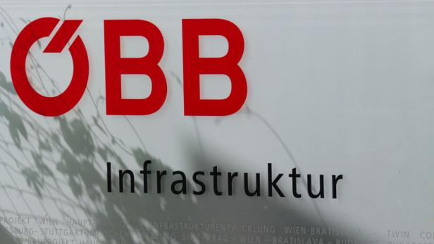 Inseratenaffäre Dieser Punkt war vor allem von der ÖVP gefordert worden. Untersucht werden soll vor allem die Schaltung von Inseraten von ÖBB, ASFINAG und anderen staatsnahen Unternehmen auf angebliche Einflussnahme des damaligen Verkehrsministers und heutigen Kanzlers Werner Faymann. Die SPÖ hat dem am Donnerstag nach vorangegangener Ablehnung zugestimmt - allerdings unter der Bedingung, dass alle Inseraten-Tätigkeiten von Ministerien ab dem Jahr 2000 untersucht werden. Die ÖVP will diese Forderung unter einem eigenen Punkt subsumieren, damit könnte der U-Ausschuss auch sieben Punkte umfassen.