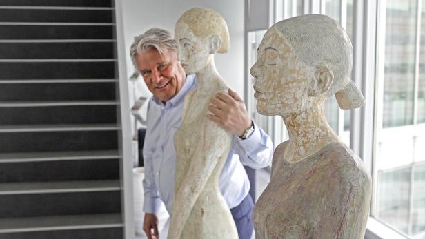 Hans Peter Haselsteiner, hier mit Skulpturen von Walter Moroder in der Strabag-Zentrale in Wien, sähe gern mehr private Kunstsammler in Österreich