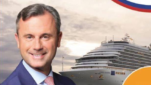 Ein lächelnder Mann im Anzug vor einem Kreuzfahrtschiff der Costa-Reederei.