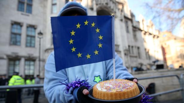 Demonstrant am Dienstag mit einer EU-Torte