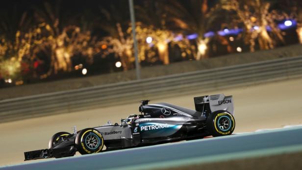 Der schnellste Mann der Nacht: Mercedes-Star Lewis Hamilton gelang in Bahrain die 42. Poleposition seiner Laufbahn.