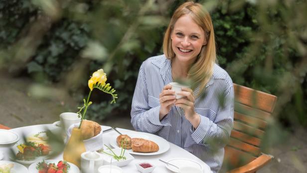 „Josef Neuherz kocht gesund, und trotzdem schmeckt es einfach köstlich“, sagt Moderatorin Mirjam Weichselbraun über den Küchenchef im Hotel Triest