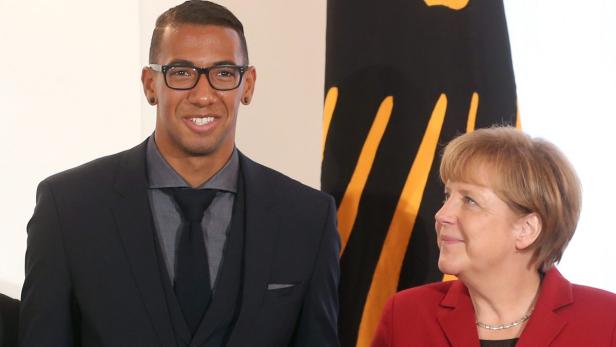 Angela Merkel stellt sich hinter Fußball-Star Jerome Boateng.