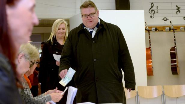 Timo Soini, finnischer Rechtspopulist bei der Stimmabgabe.