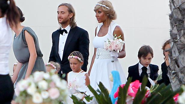 David Guetta und Cathy Lobé auf ihrer Hochzeit, umgeben von Kindern.