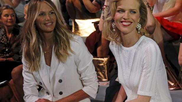 Model Eva Herzigova (R) and Elle Macpherson arrive for the presentation of creations by fashion lable Marc Cain at Berlin Fashion Week Spring/Summer 2016 in Berlin, Germany, July 7, 2015. REUTERS/Fabrizio Bensch FOR EDITORIAL USE ONLY. NOT FOR SALE FOR MARKETING OR ADVERTISING CAMPAIGNS