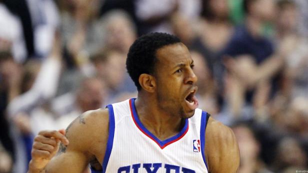 Ein Basketballspieler der Philadelphia 76ers schreit auf dem Spielfeld.