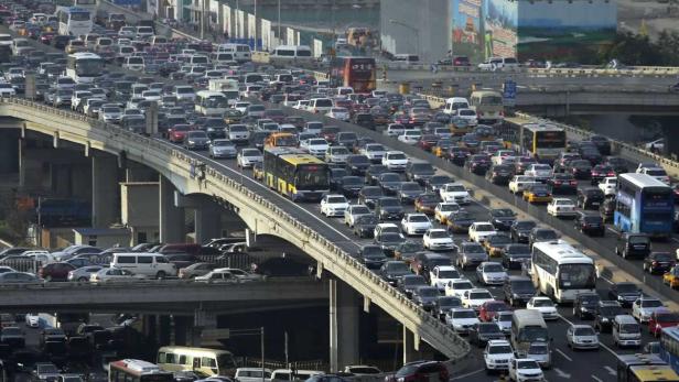 Starker Verkehr auf einer mehrspurigen Autobahnbrücke.