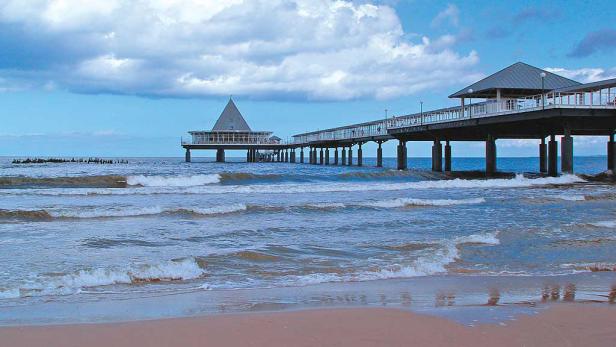 Die Seebrücke Heringsdorf erstreckt sich über die Ostsee.