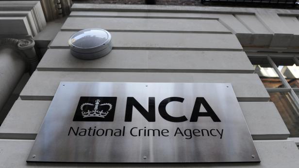 Das Schild der National Crime Agency (NCA) an einem Gebäude.