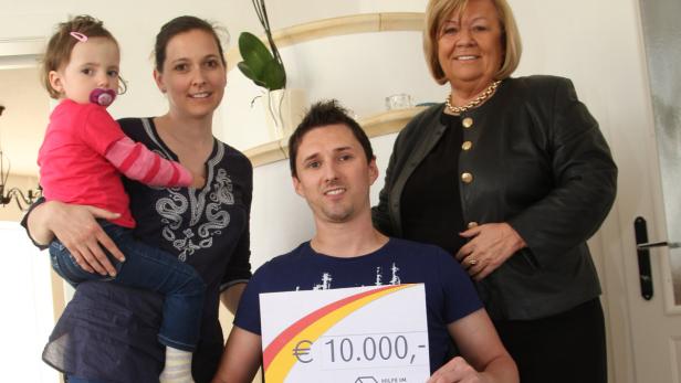 Freude über 10.000 Euro: Familie Holzinger und Edeltraud Lentsch.