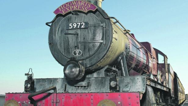 Nahaufnahme des Hogwarts Express, einer fiktiven Lokomotive mit der Nummer 5972.