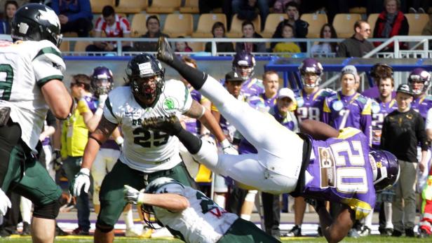 Ein American-Football-Spieler wird während eines Spiels zu Fall gebracht.
