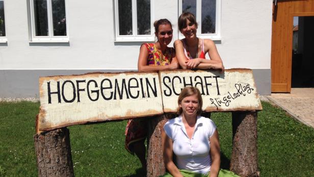 Hofgemeinschaft-Gründerinnen Heike Eberhart und Manuela László mit Yogalehrerin Petra Zänglein (unten)