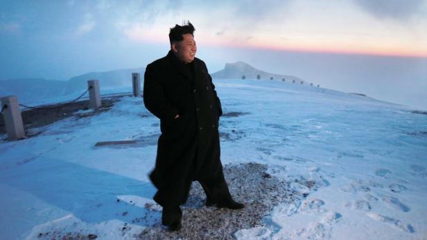 Weder Schnee, Wind noch Kälte können Kim Jong Un etwas anhaben: Nordkoreas Machthaber hat den höchsten Berg des isolierten kommunistischen Staates erklommen. Das berichten jedenfalls die staatlichen Medien. Zweifel an seinem gesundheitlichen Zustand sollen wohl so zerstreut werden.