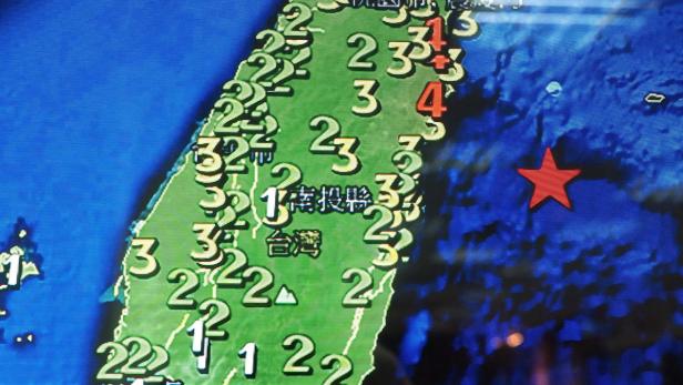 Eine Wetterkarte von Taiwan mit einer roten Markierung im Meer.