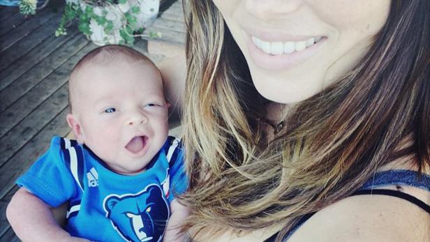 Jessica Biel hält ihr Baby, das ein Memphis Grizzlies T-Shirt trägt.